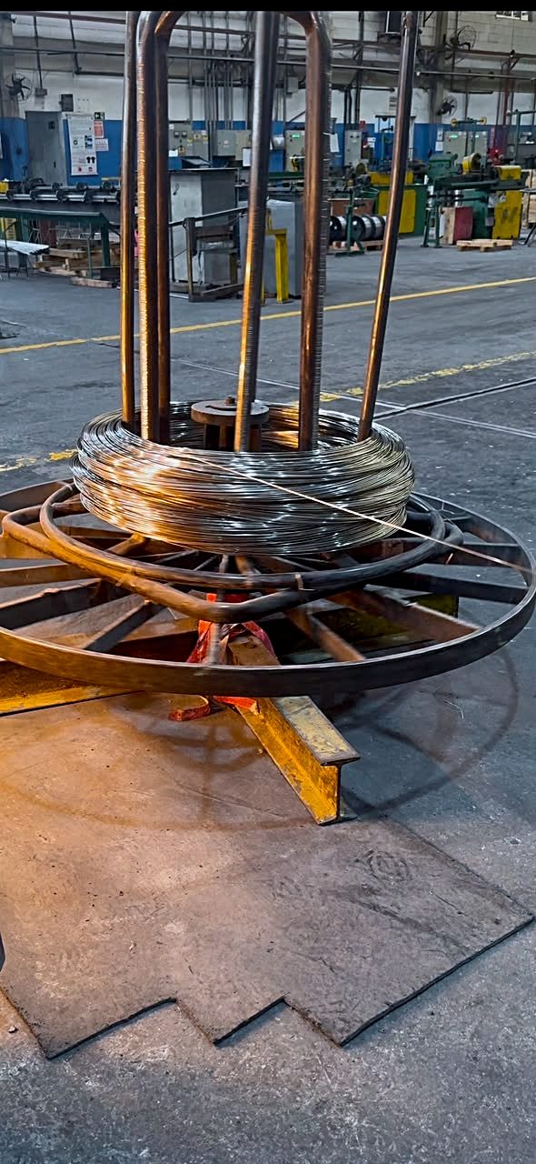 Corte longitudinal de bobina de aço inox em Slitter