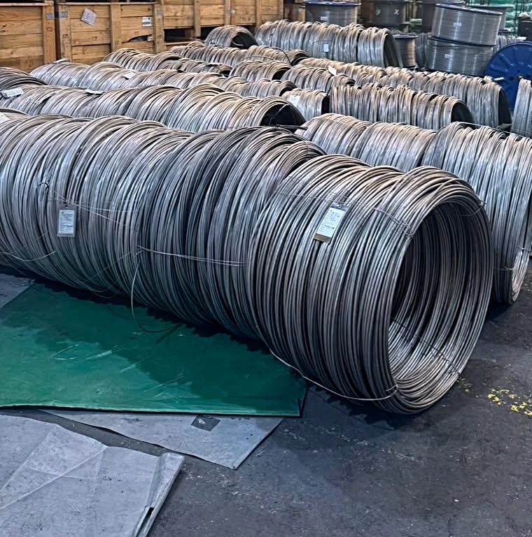 Estoque de bobinas de aço inox para fornecimento industrial